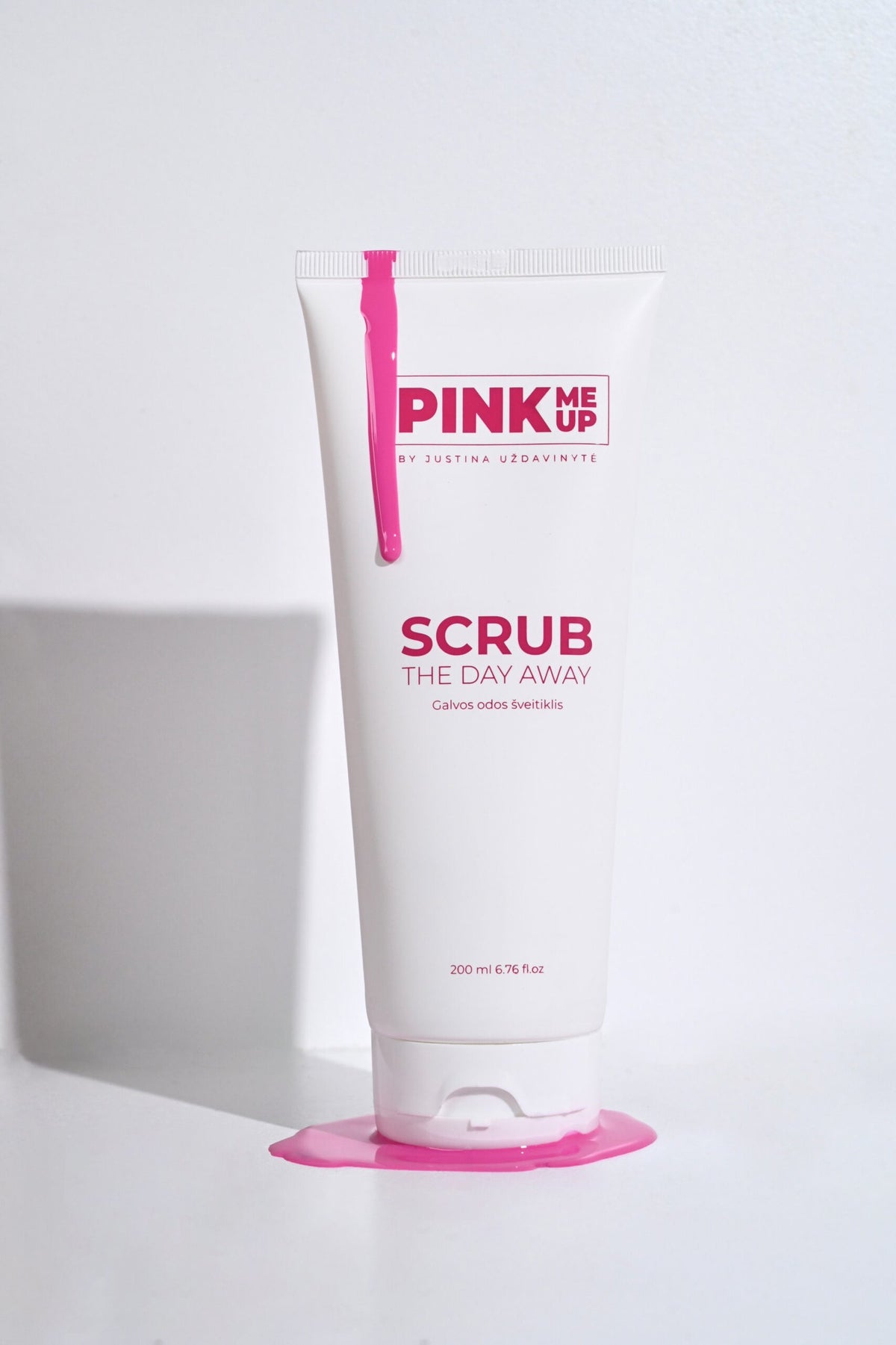 PINK ME UP Scrub The Day Away galvos odos šveitiklis